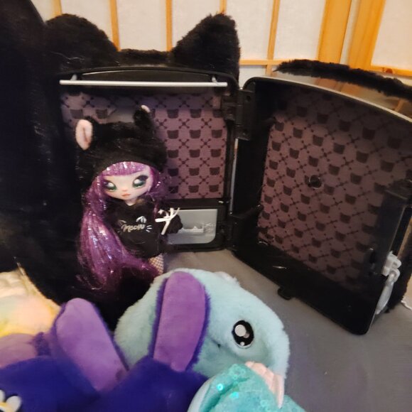 LOT OF 17 NA! NA! NA! SURPRISE DOLLS~BEDROOM BACKBACK~BLACK BUNNY CASE~11" TEENS - Picture 6 of 10